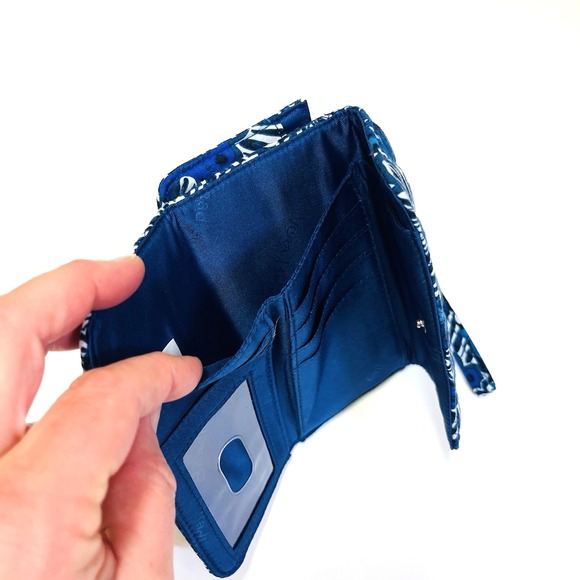 Vera Bradley RFID Wristlet Wallet Navy Petal Splash Floral Preppy Excellent Cond - Picture 5 of 6